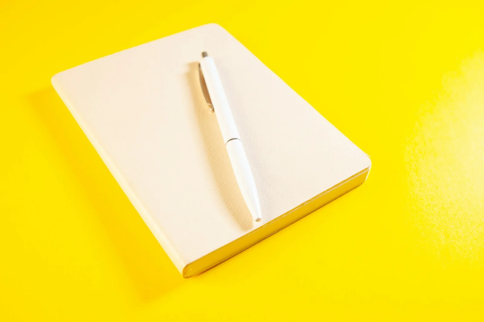 Notitieboek en pen als voorbeelden van relatiegeschenken